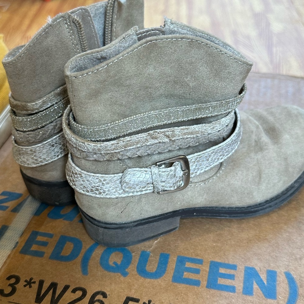 Assorted shoes. 8 in total. Sizes 11/12.